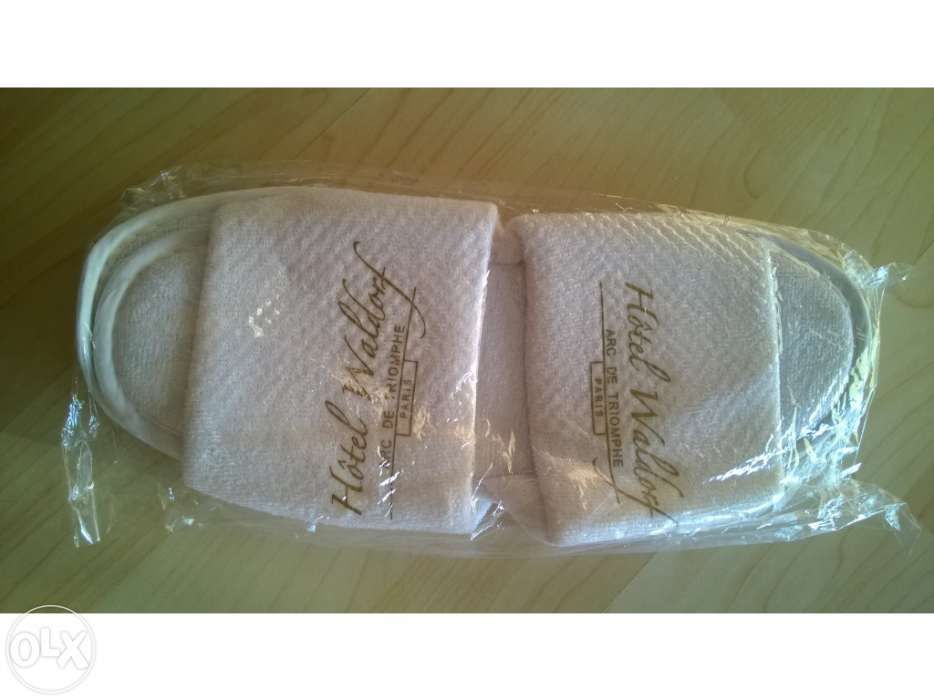 Chinelos brancos de quarto