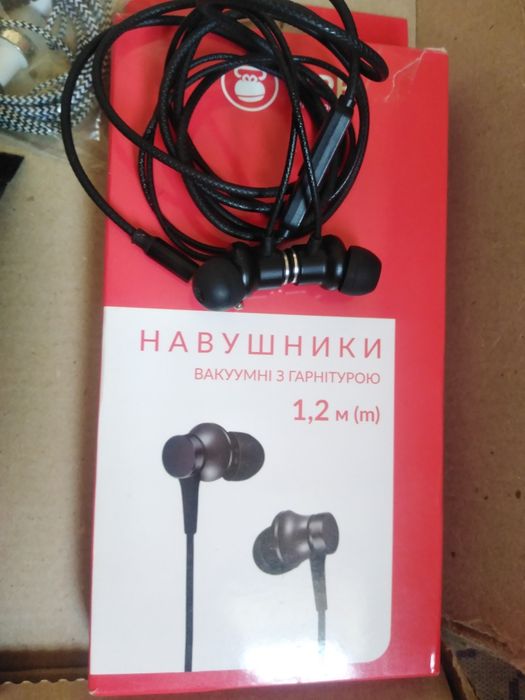 Навушники вакуумні, i стілуси, гребінці,  кпомади,  олівці, трим