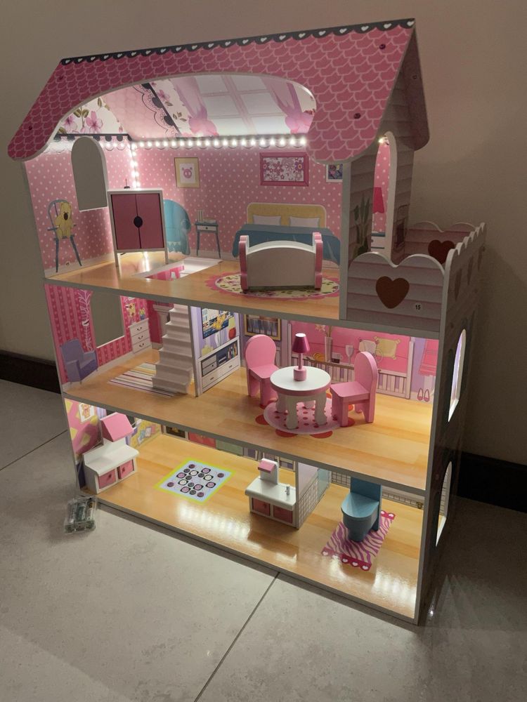 Domek dla lalek drewniany + mebelki oświetlenie LED różowy 70 cm na