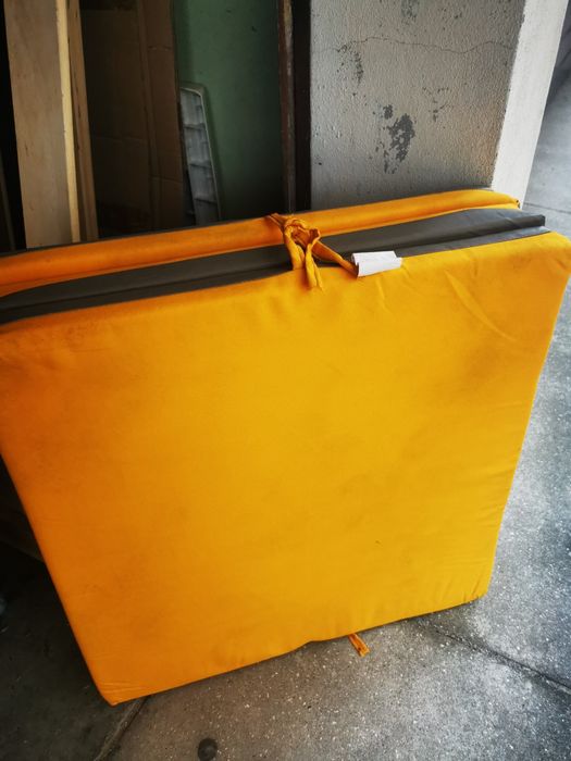 Colchão tripartido impermeável em um dos lados.