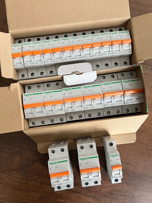 Авт. вимикач Schneider Electric ВА63 3Р С50 А 4,5 кА 11228 є інші