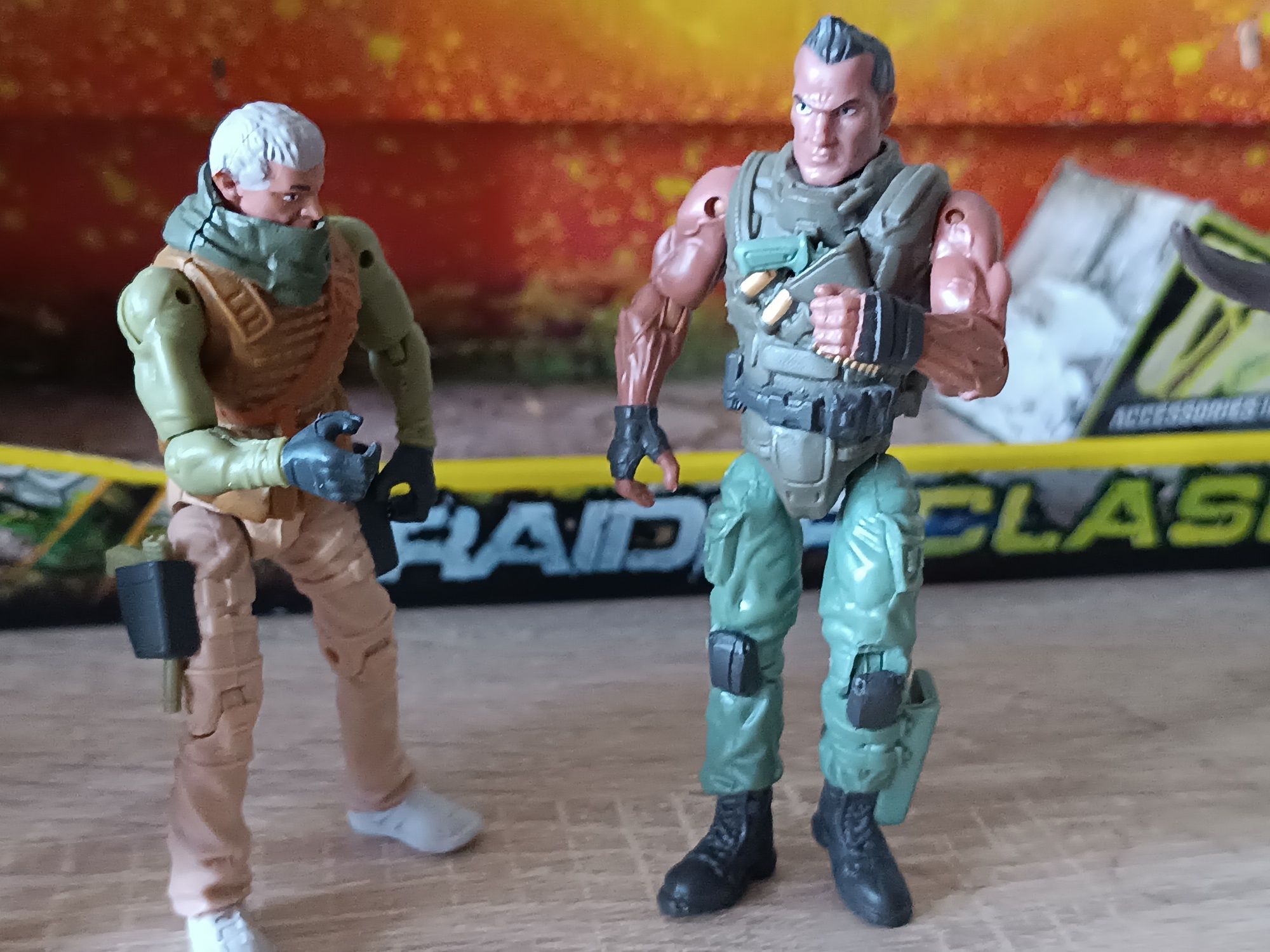 Lanard Primal Clash Raptor vs Triceratops two commandos