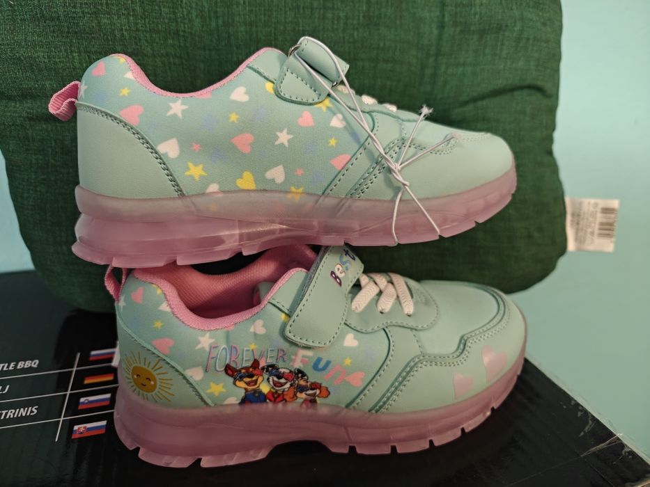 Piękne buty dziecięce rozmiar 30 z świeceniem LED w podeszwie