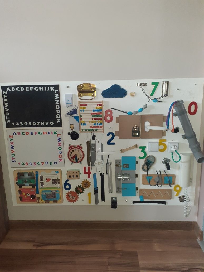 Ogromna tablica manipulacyjna edukacyjna na ścianę