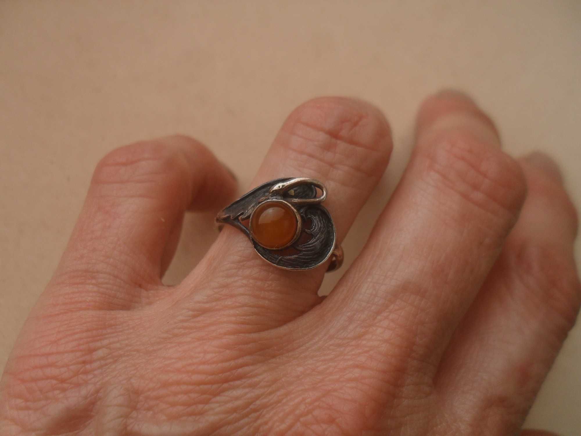 Srebrny pierścionek - łabędź z bursztynem - cena ost