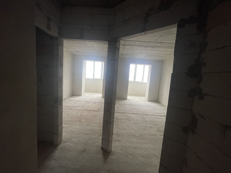 Просторий 1-кімнатний сирець на здачі