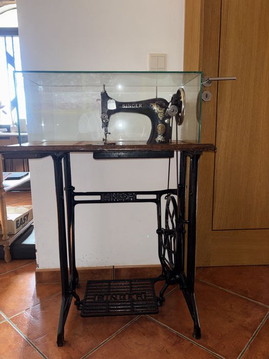 Máquina de costura Singer antiga