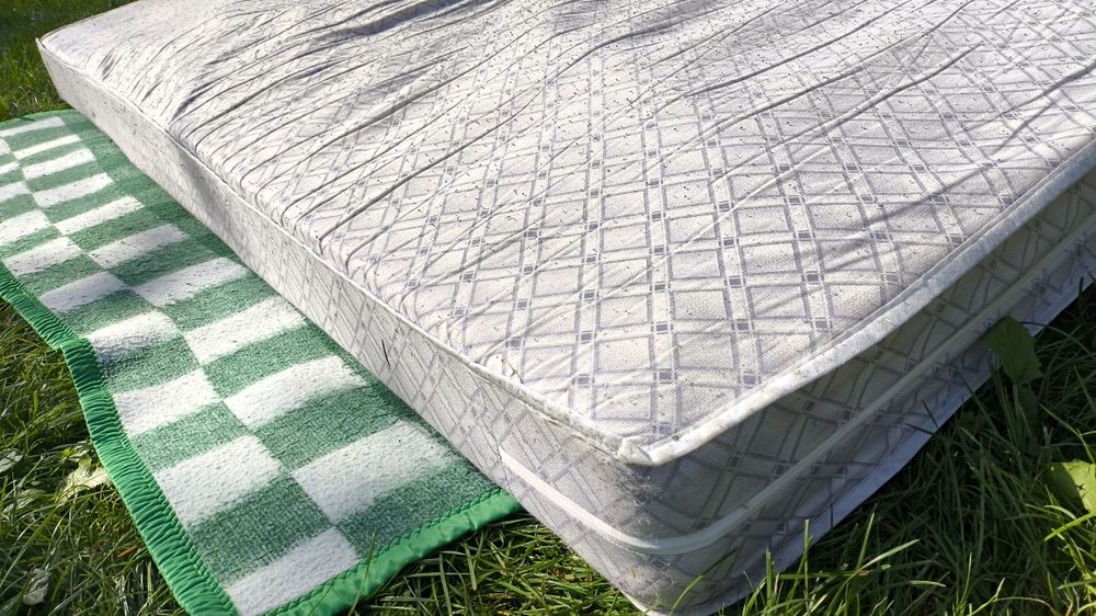 Materac z pokrowcem na zamek 90x200