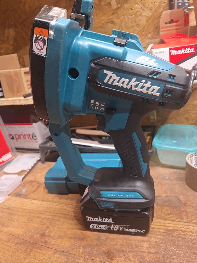Makita - przecinarka do prętów gwintowanych DCS102