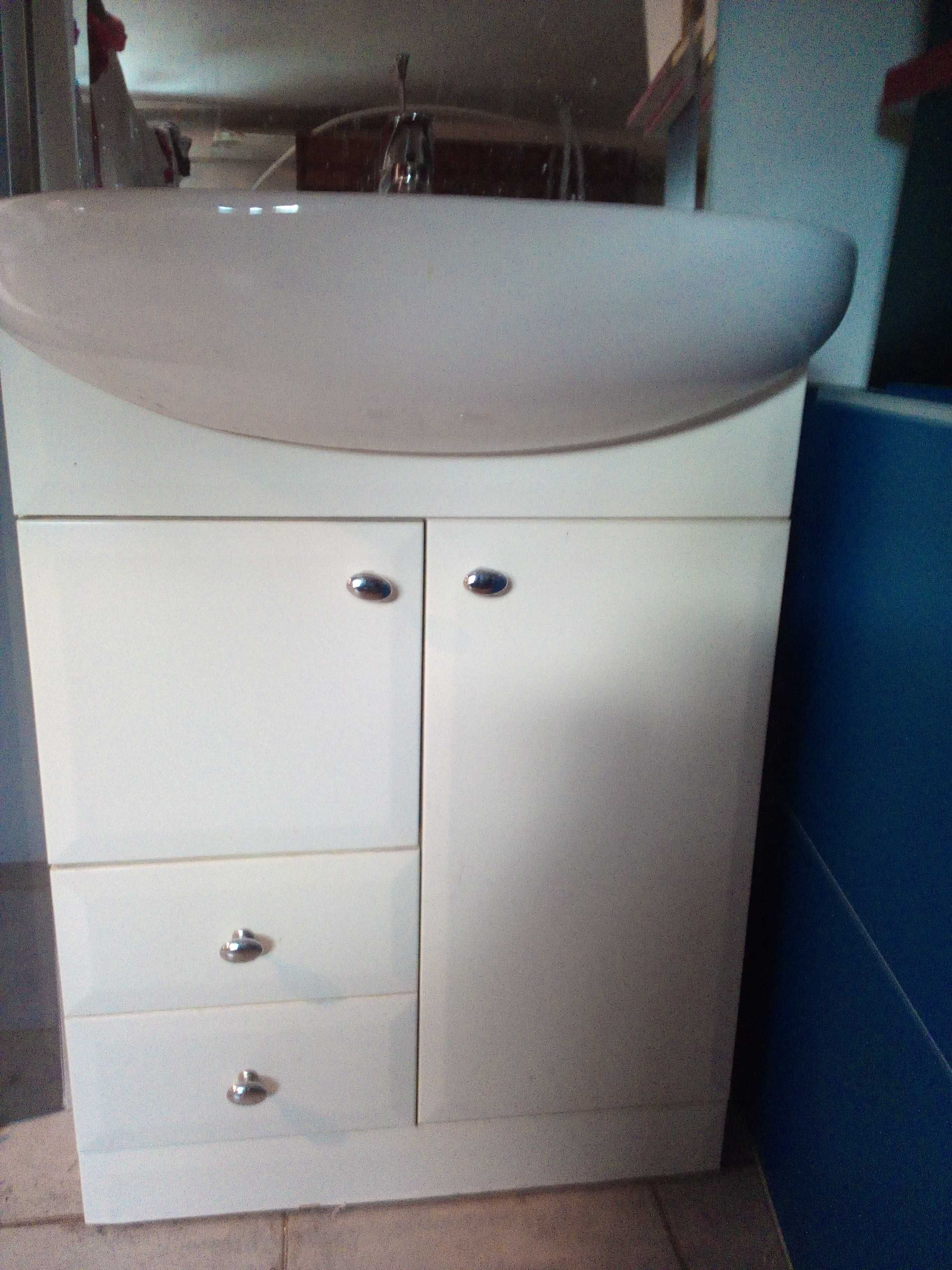 lustro podświetlane umywalka i szafka pod umywalkę