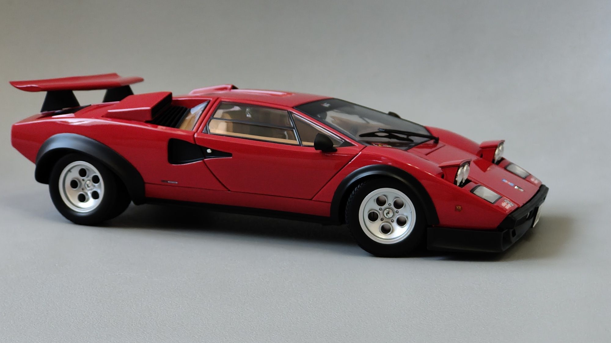 Lamborghini Countach Wolf Kyosho 1/18