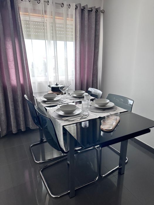 Mesa de vidro extensível com cadeiras