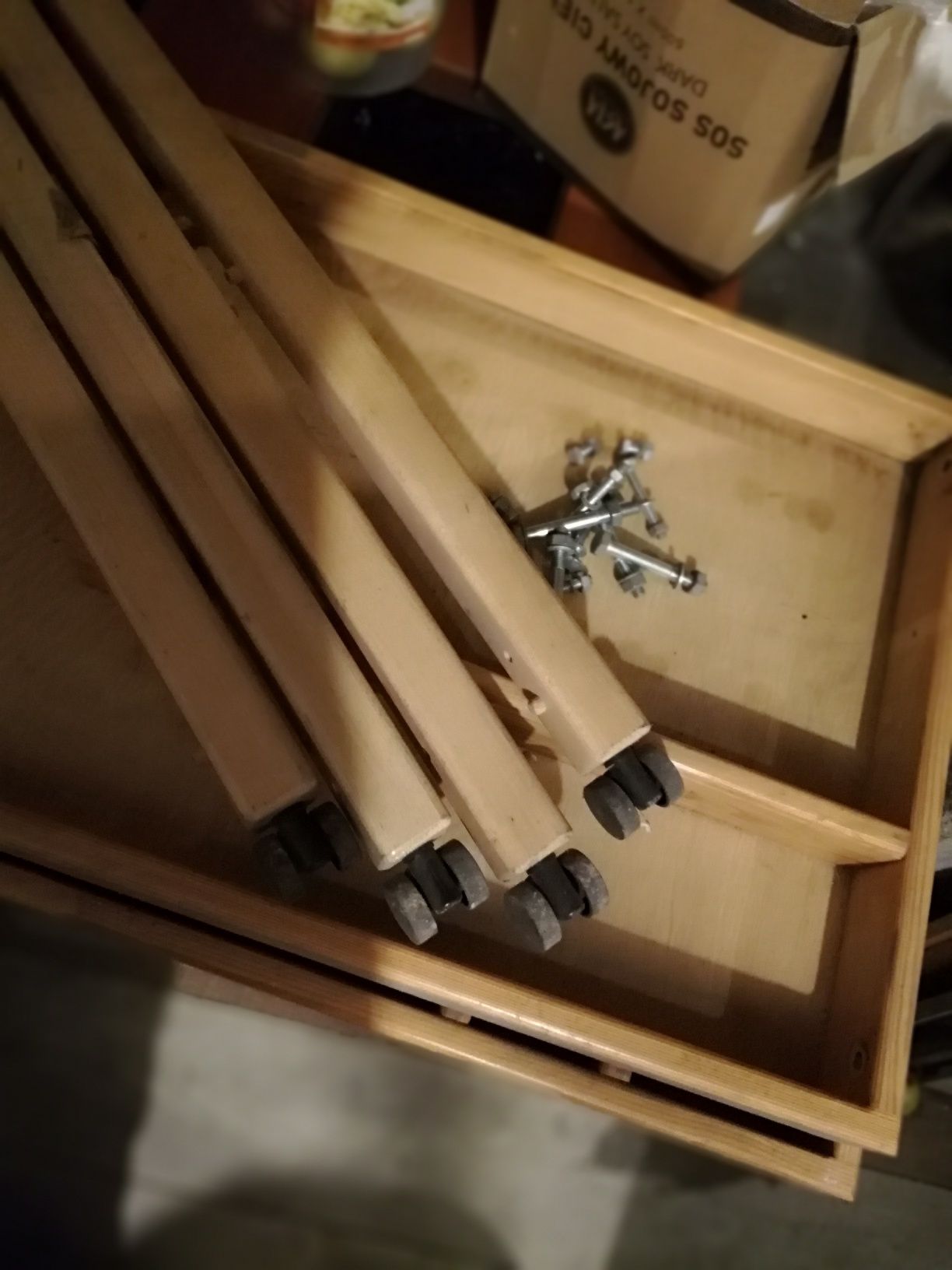 Drewniany stolik na narzędzia na kółkach