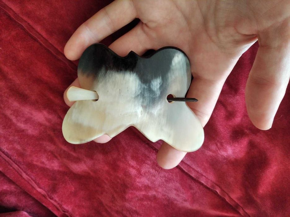 Заколка на волосы из кости