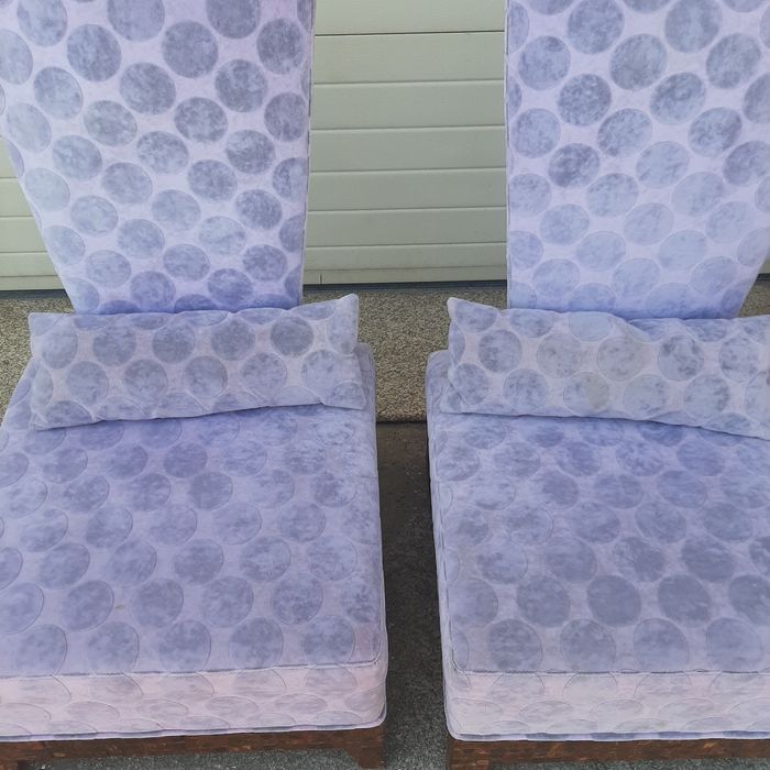 4 Cadeirões baixos com almofadas decorativas