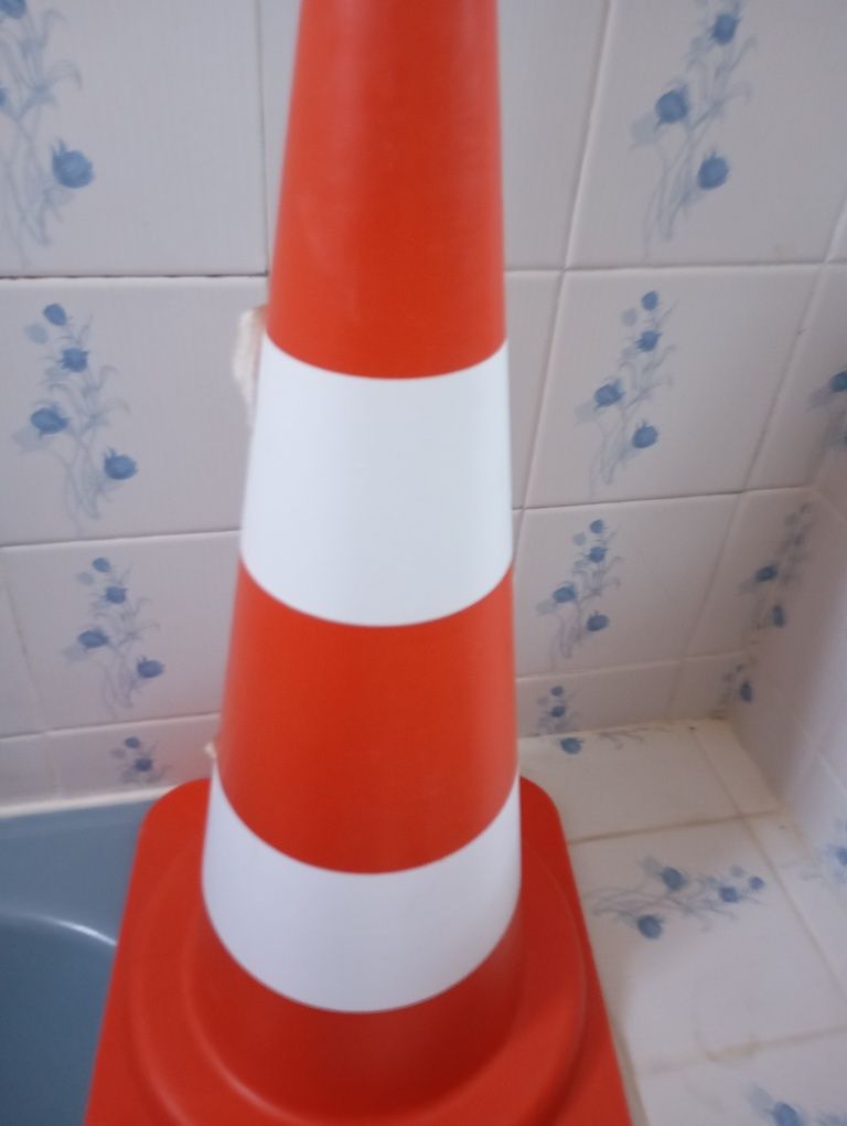 Vende-se cones de sinalização e capacetes de segurança