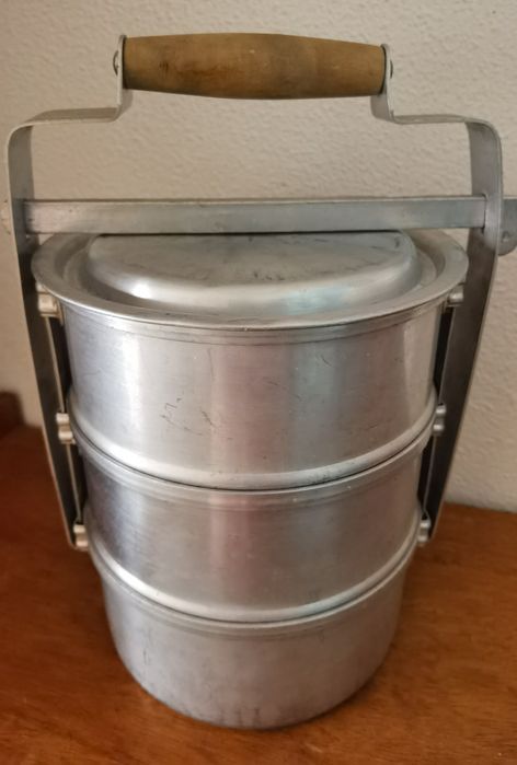 Marmitas E Leiteira e Fervedor água vintage e travessas novas