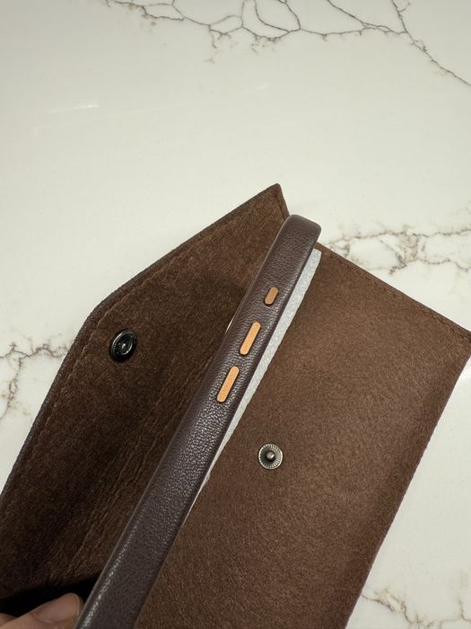 Продам шкіряний чохол для iphone 16 pro max desert titanium magic safe