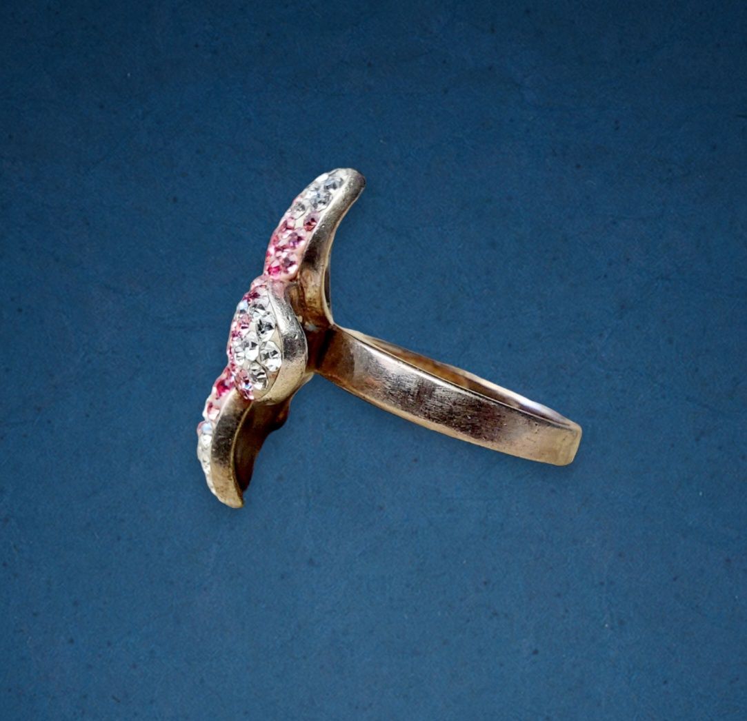 Srebrny pierścionek z cyrkoniami, różowy, kwiat.