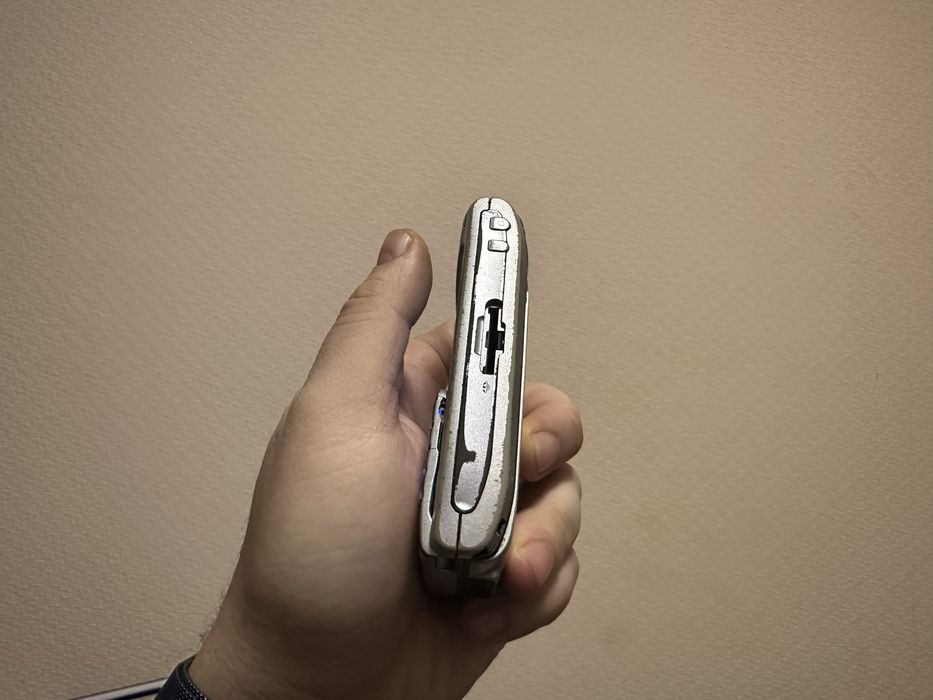 На деталі sony ericsson p900