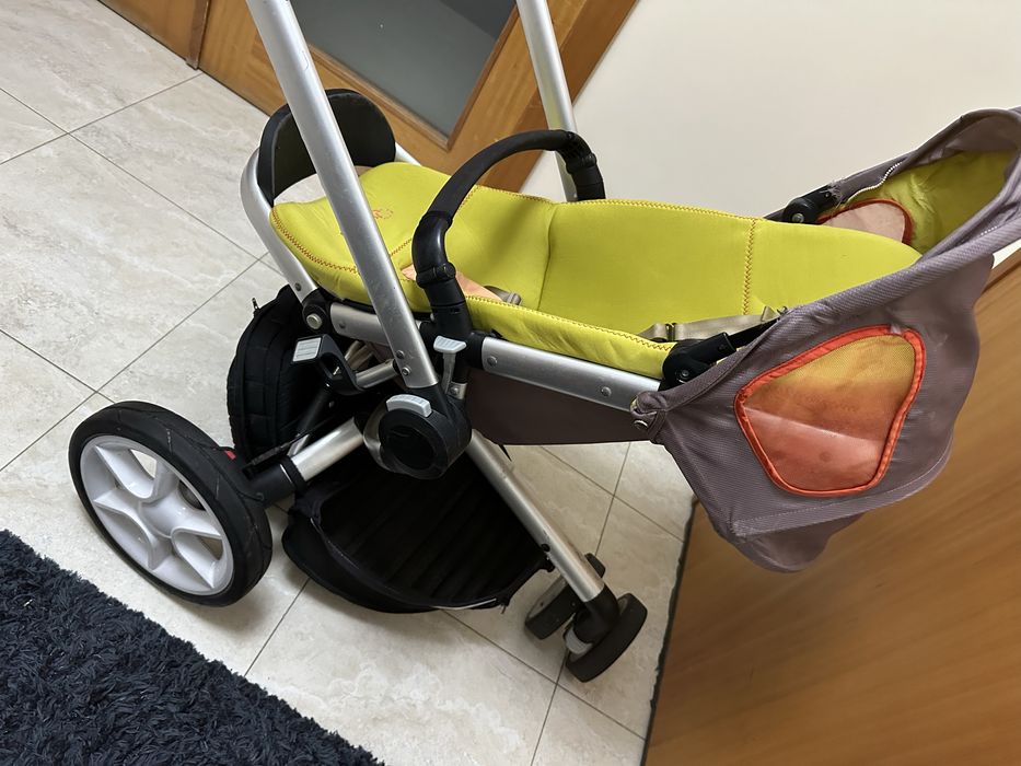 Carrinho preto e verde marca Quinny