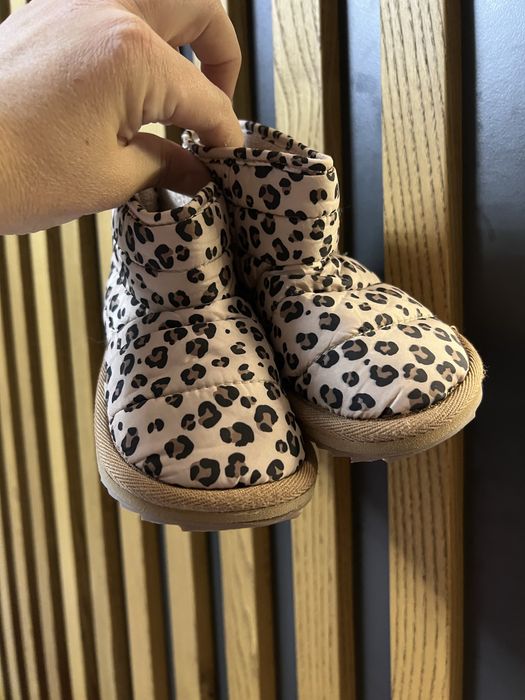 Уги, модна, дівчинка