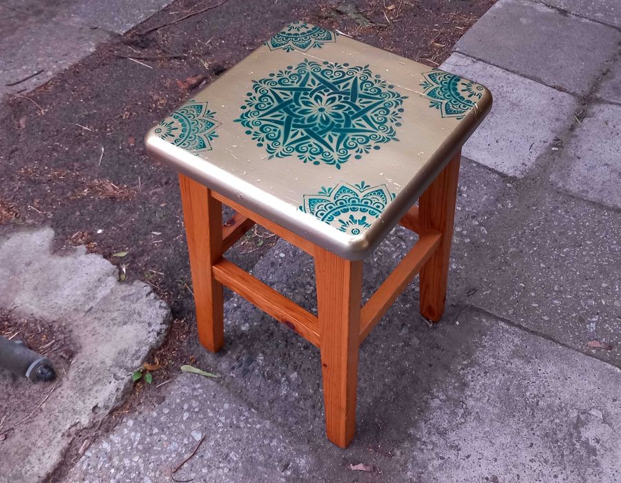 Solidny taboret Piękny stołek drewniany wys.46cm, blat 30x30cm
