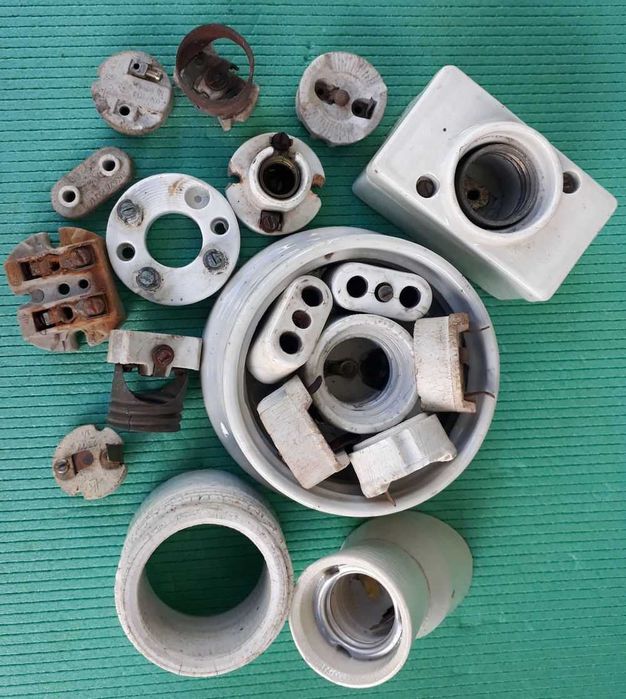 Stare ceramiczne elementy do elektryki