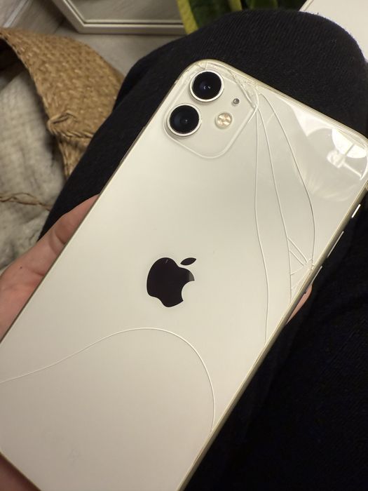 iPhone 11 Branco 64GB + Capas Grátis - Funcional, com Marcas de Uso