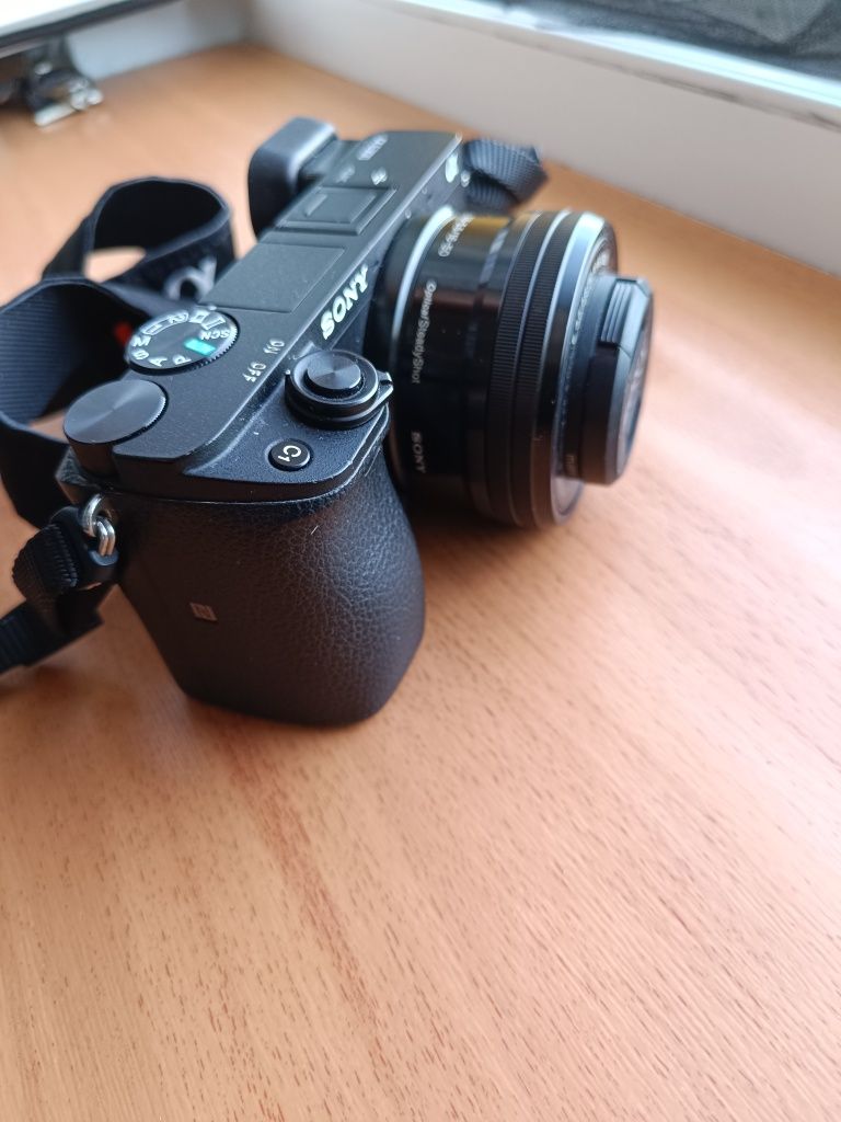 Aparat Sony A6300 + plus obiektyw 16-50 (Znakomity stan)