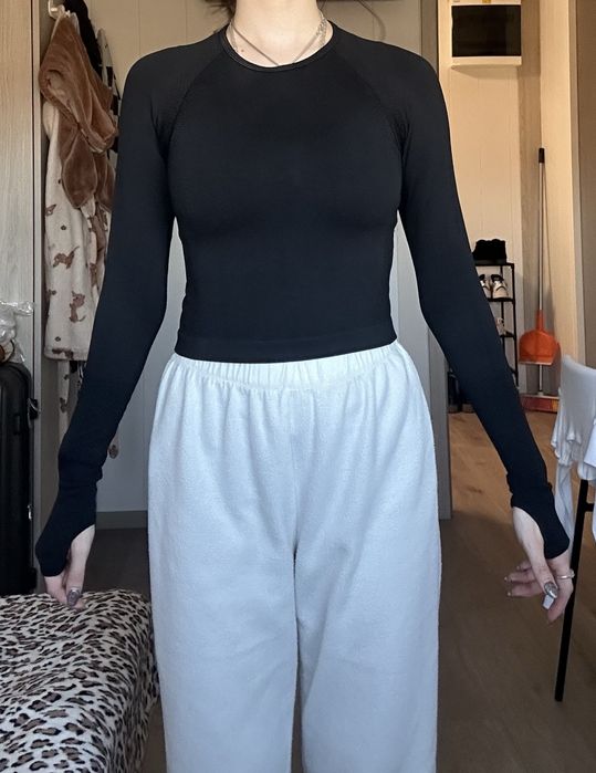 Продам кроп топ, лонгслів з вирізом на рукаві під палець