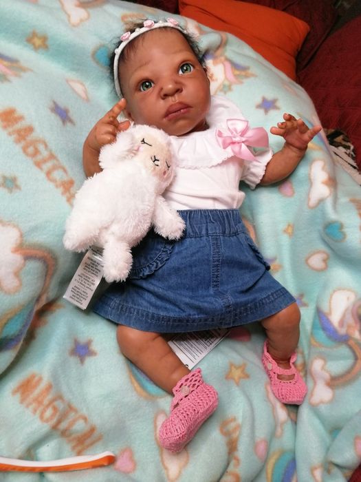 Linda bebé a espera de uma mamã