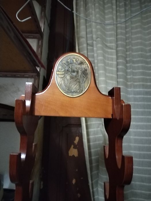 Expositor de pistolas ou espadas