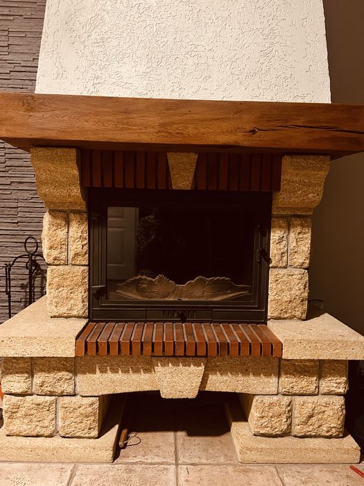 Kominek z wkladem 12kW (obudowa bloki piaskowca)