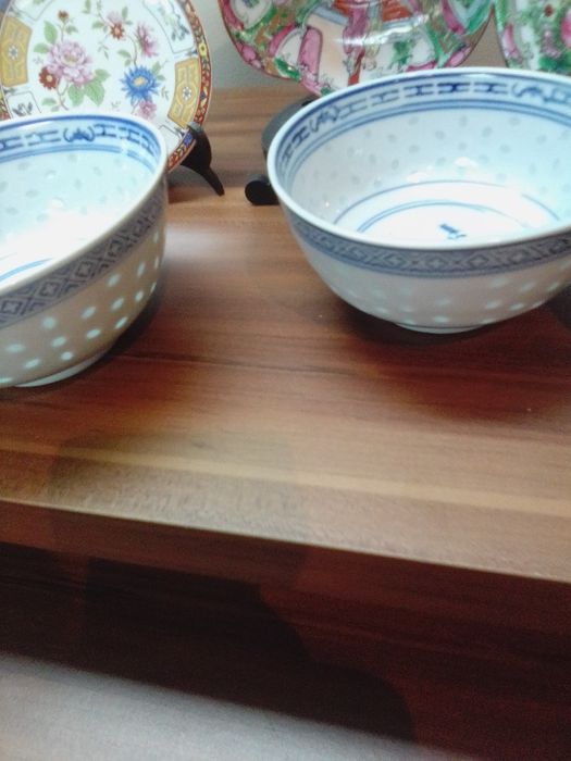 Pratos com desenho, fruteira em loiça e tigelas de grão de arroz