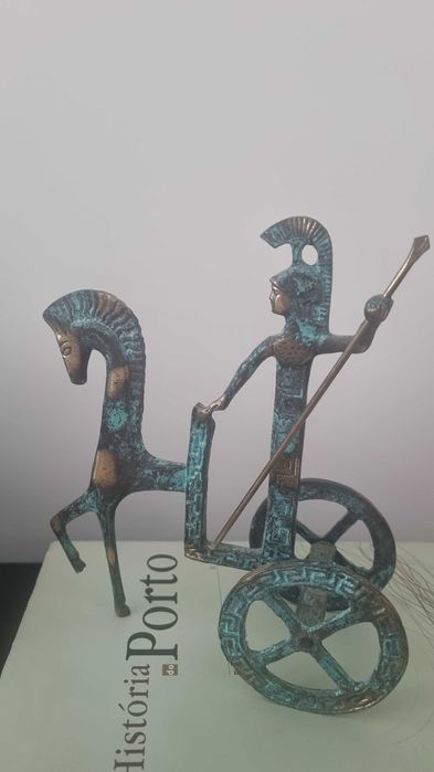 Escultura guerreiro etrusco em bronze