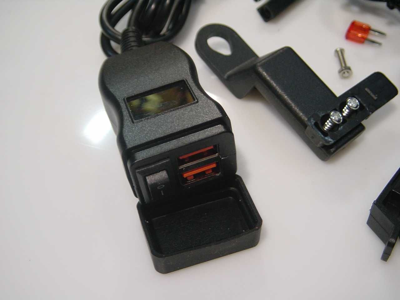 Carregador USB com voltímetro