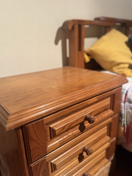 Conjunto cama de solteiro em madeira com colchão