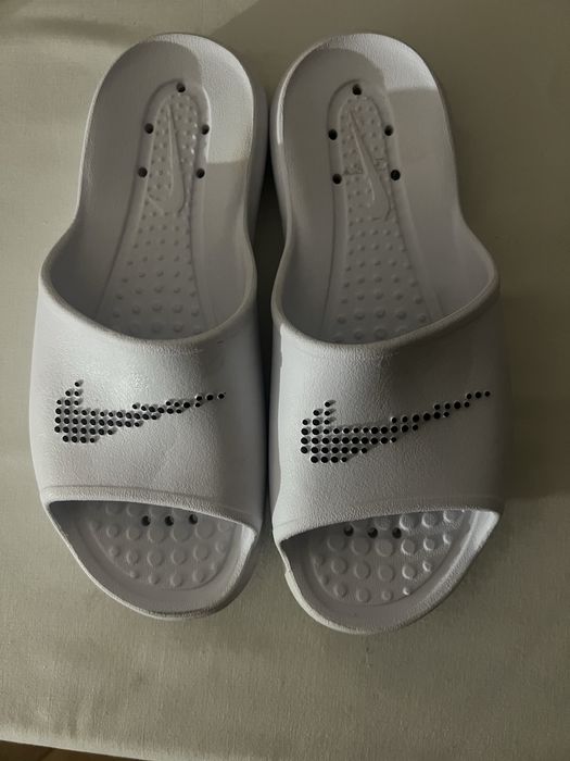 Шльопанці Nike.