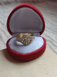 Potrójny pierścionek kwiatuszek cyrkonie kolor złoty