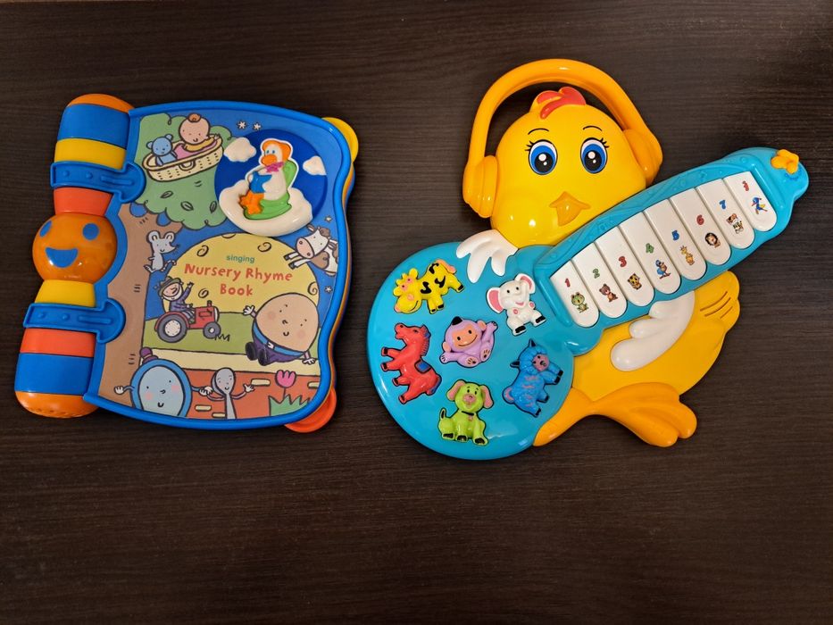 Розвиваюче музичне піаніно і книжечка.