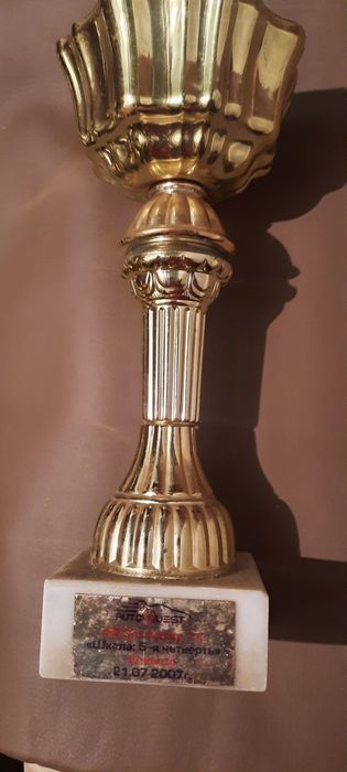 Кубки. Самий більший "золотой теленок". Середній "школа: 5-я чверть