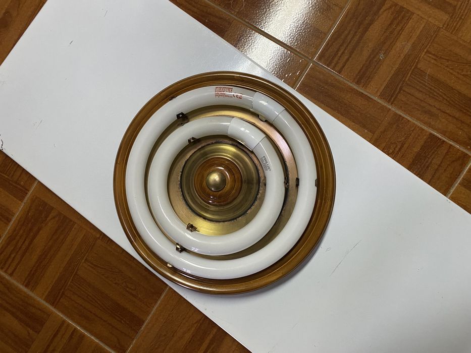 Candeeiro de teto em madeira