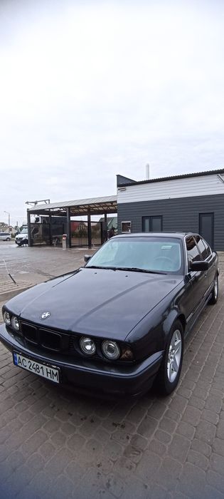 Автомобіль BMW на повному ходу!