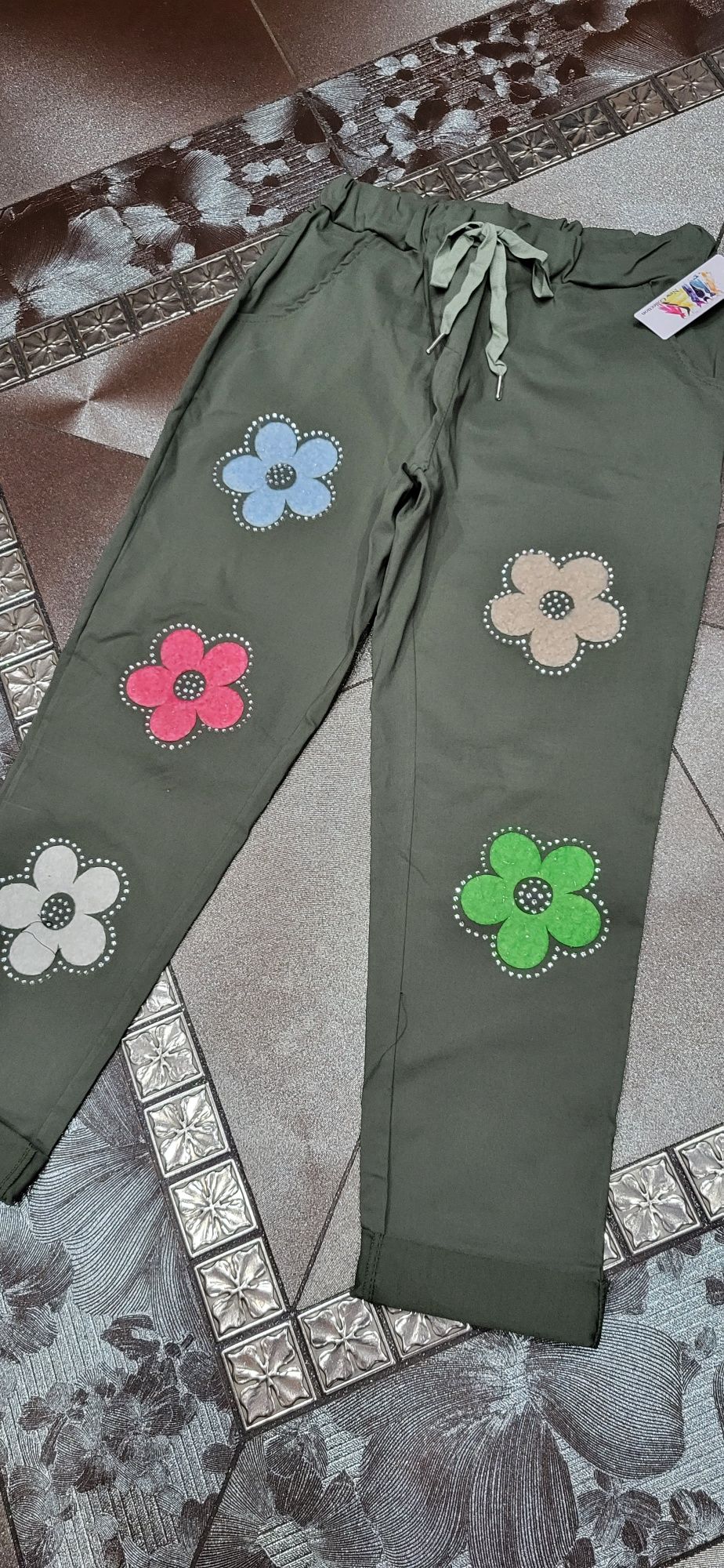 Śliczne spodnie cygaretki khaki kwiaty wiązane uni
