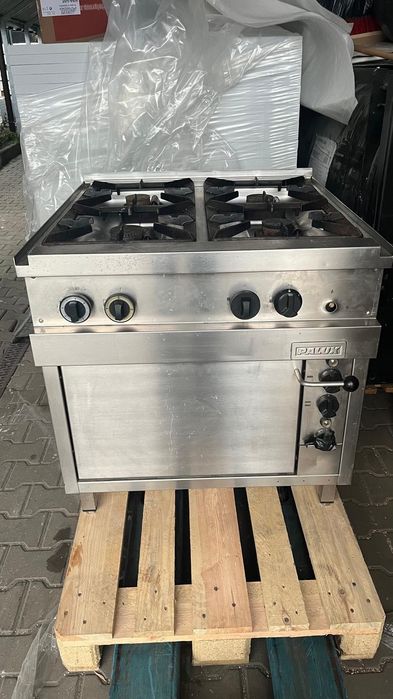 Piec gazowy gastronomiczny z piekarnikiem.
