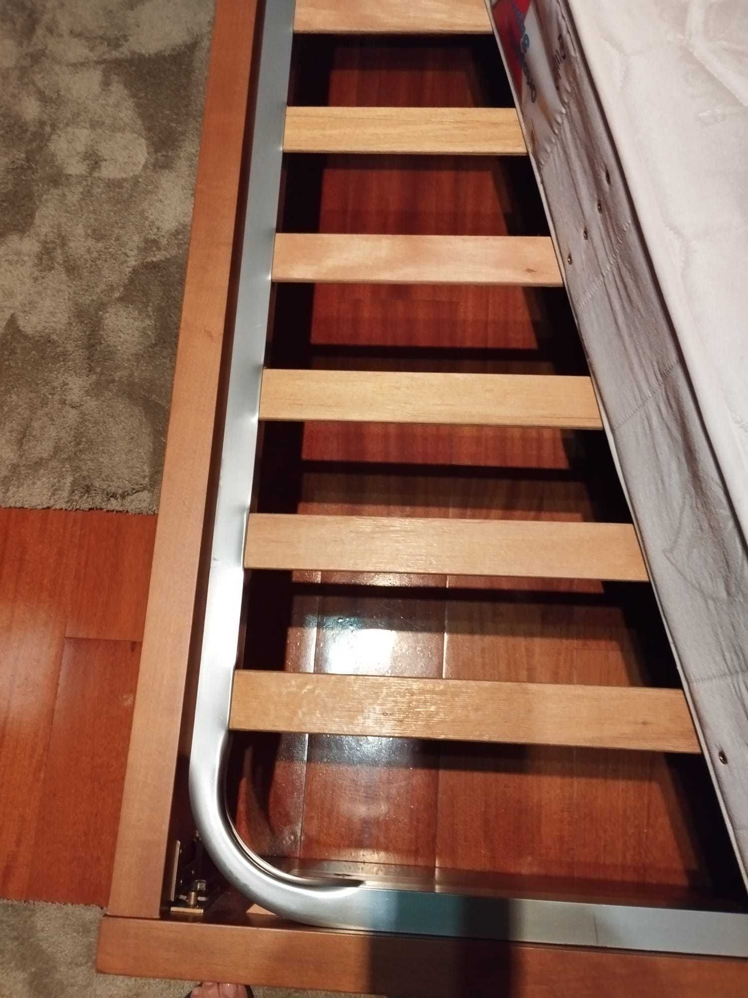 Cama em madeira e mesinha
