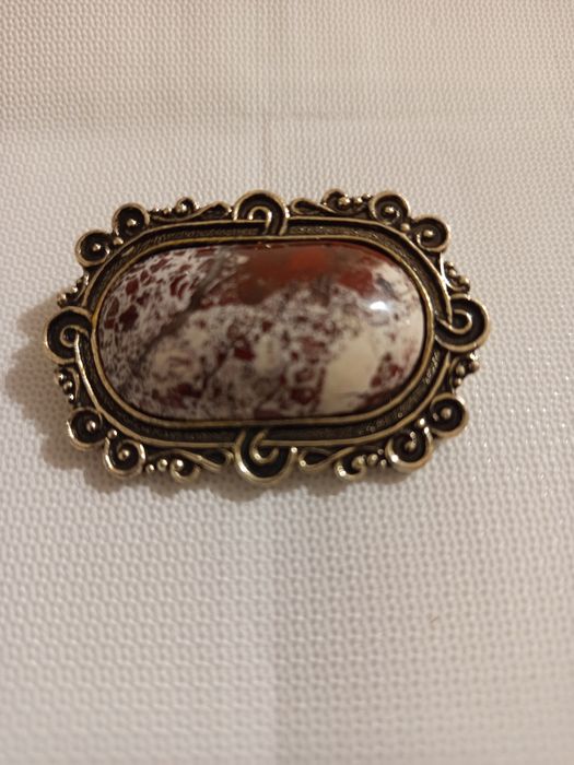 Красива вінтажна брошка