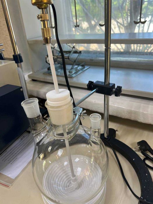 Фторопластові перехідники, пробки; пластикові, гумові та скляні пробки