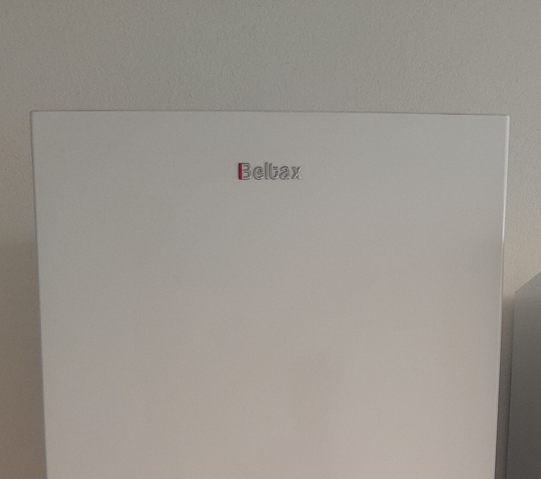 Frigorífico BELTAX e Arca vertical Indesit